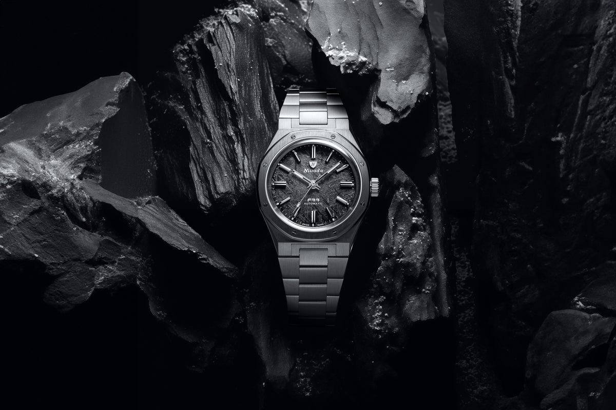 F77 à bracelet acier intégré