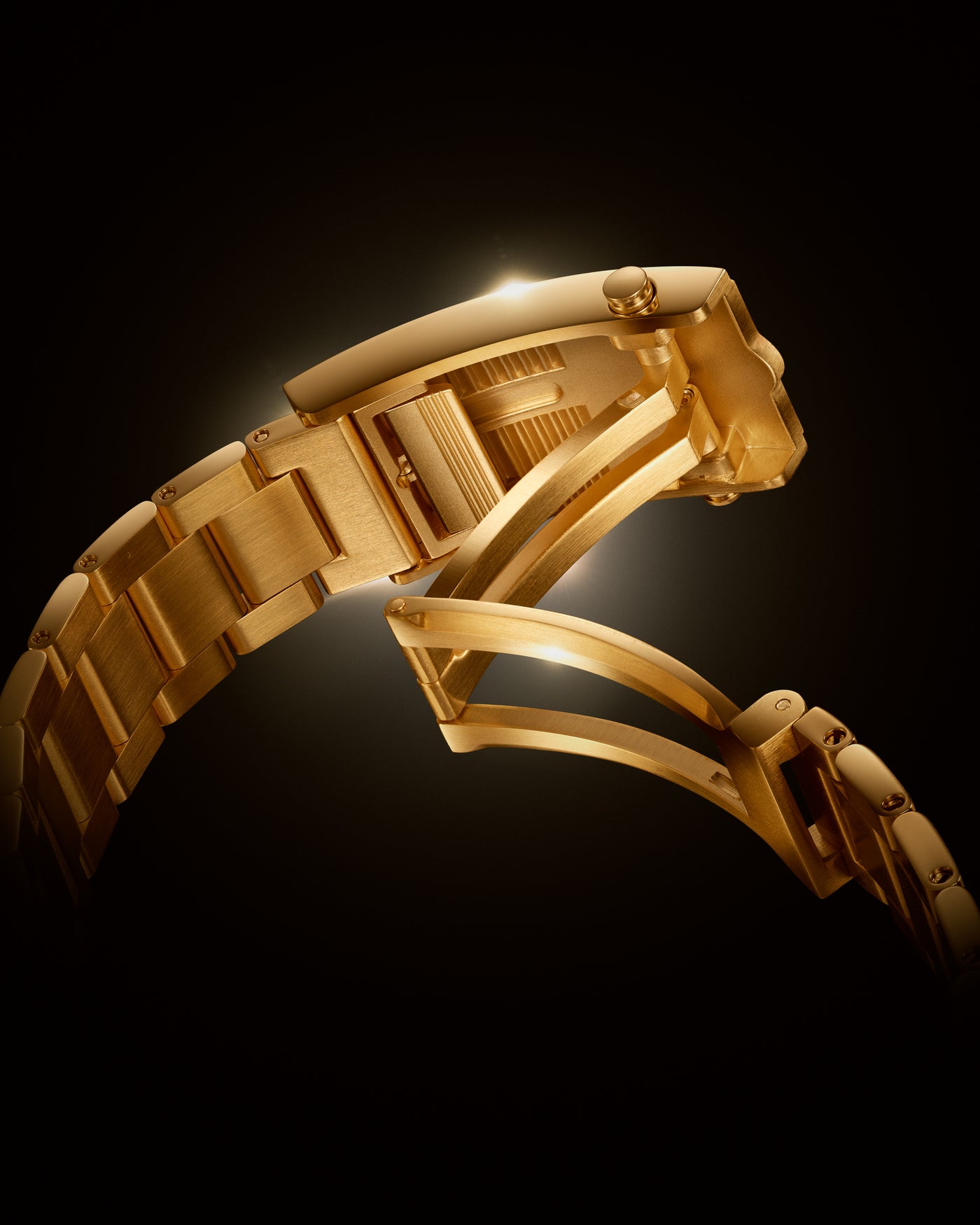 Mark 2 - Gold Clasp (3 of 4).jpg__PID:493890d3-6559-41a9-980b-bfe0f841128b