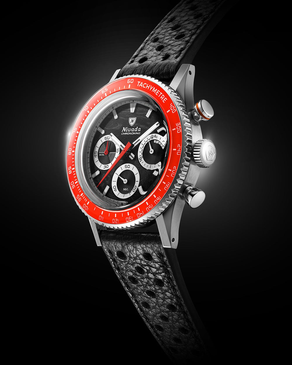 Chronoking Mecaquartz Racing Black, vue de trois quarts avec lunette tachymétrique rouge vif sur fond sombre, mettant en valeur les poussoirs du chronographe et la couronne