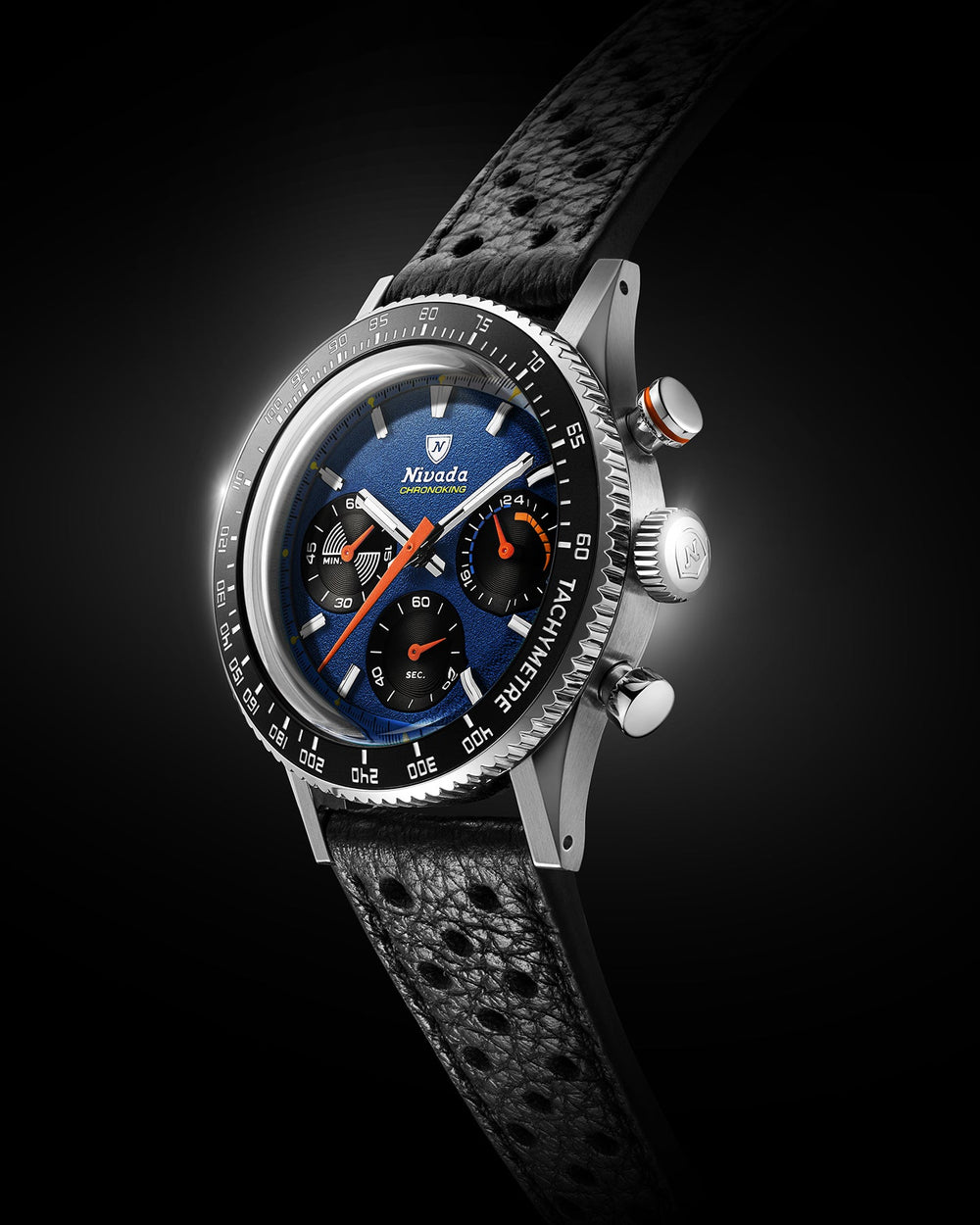 Chronoking Mecaquartz Racing Blue, vue de trois quarts : cadran bleu, touches orange, lunette tachymétrique noire et bracelet en cuir perforé noir