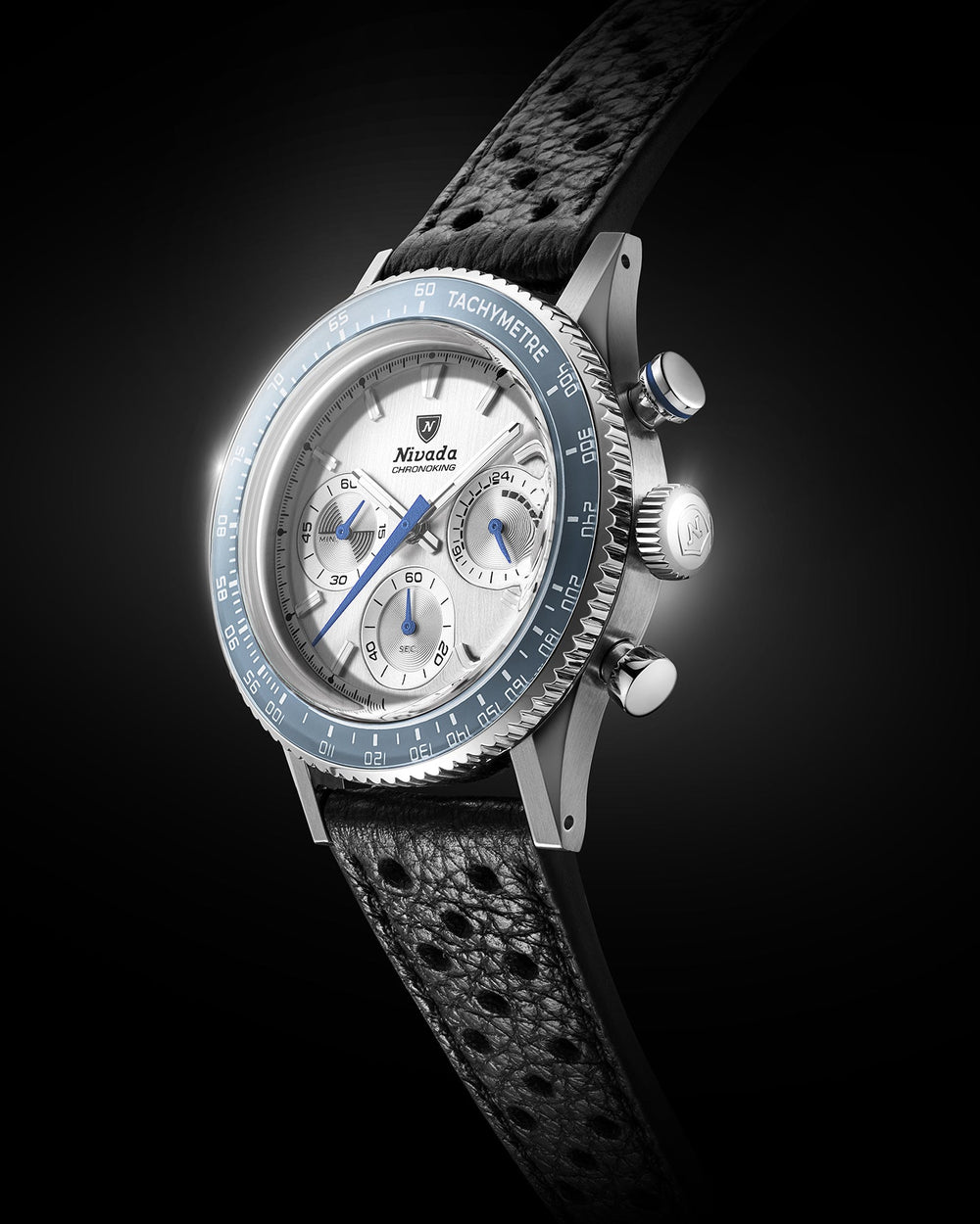Chronoking Mecaquartz Racing Grey, vue de trois quarts : cadran argenté, aiguilles bleues, lunette tachymétrique bleue et bracelet en cuir perforé noir
