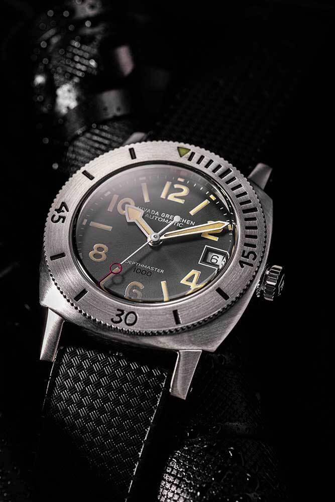 Cadran de la Depthmaster Numerals Green vu de trois quarts, bracelet tissé noir