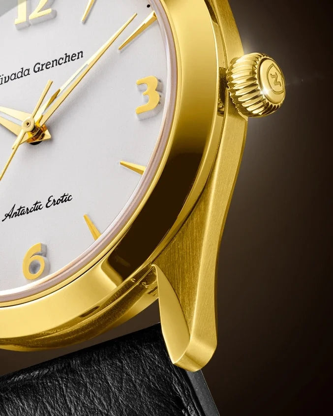 Close-up of the 38 mm gold-plated Spider case and white domed dial